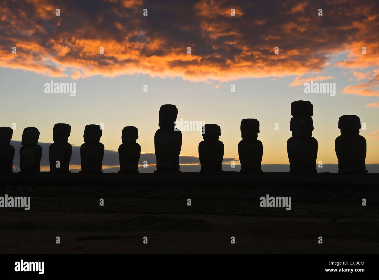 Elk198-5325 Cile, Isola di Pasqua, Ahu Tongariki, moai statue Foto Stock
