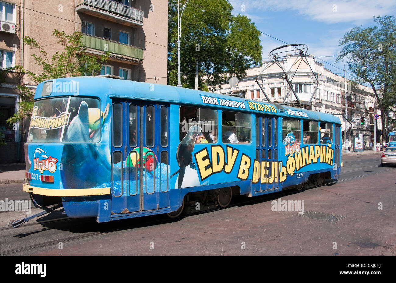 Il vecchio tram elettrico ancora in servizio sulle strade di Odessa. Foto Stock