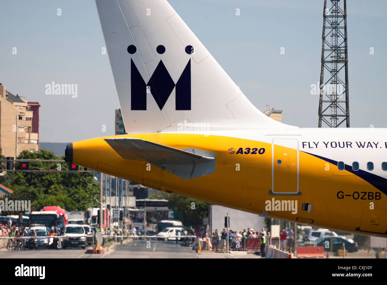 Dettaglio della Monarch Airbus A320 di atterraggio all'aeroporto di Gibilterra. 2 luglio 2012, Gibilterra, Regno Unito. Foto Stock