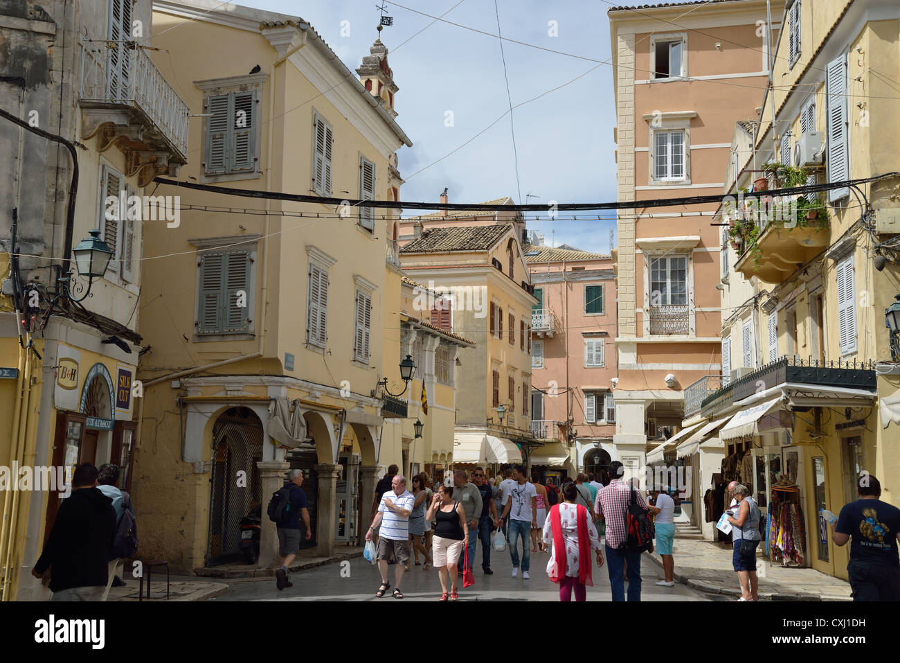 Scena di strada nella vecchia città di Corfù, CORFU, CORFU, ISOLE IONIE, Grecia Foto Stock