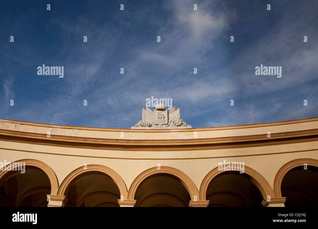 Giallo edificio arcuata con cielo blu, Trapani Foto Stock