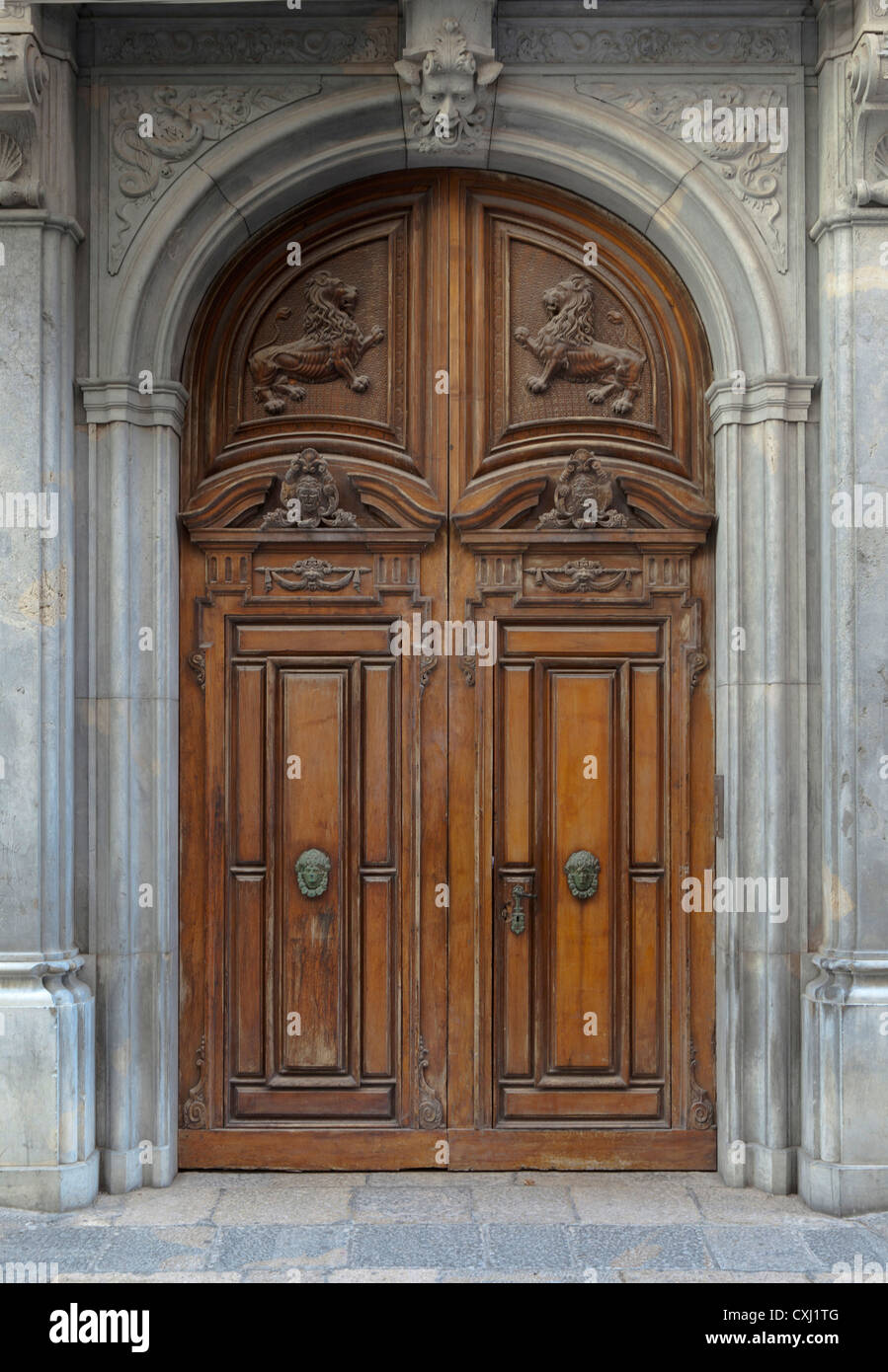 Vecchie porte in legno, Trapani, Sicilia, Italia Foto Stock