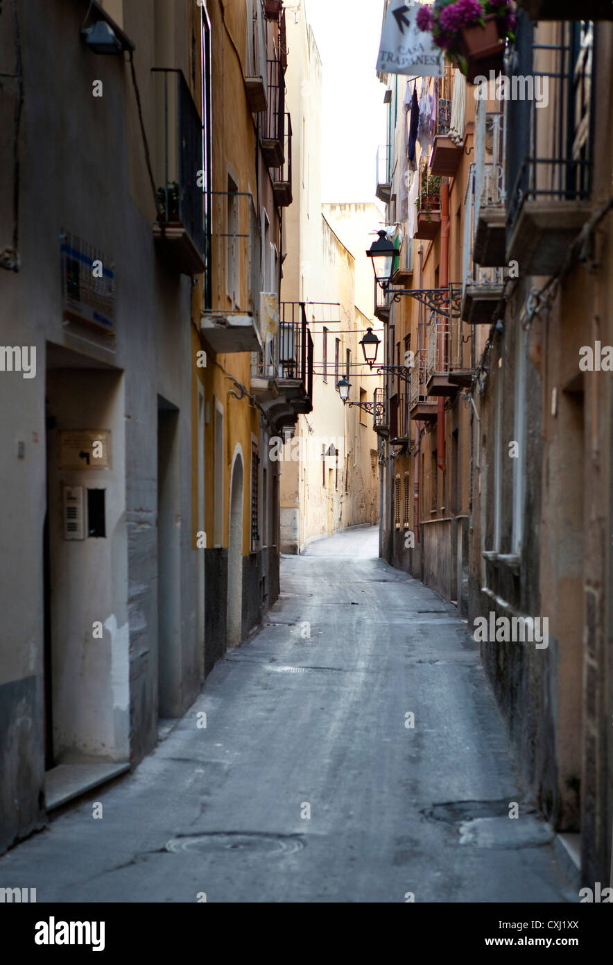 Scena di strada, città vecchia Trapani, Sicilia, Italia Foto stock - Alamy