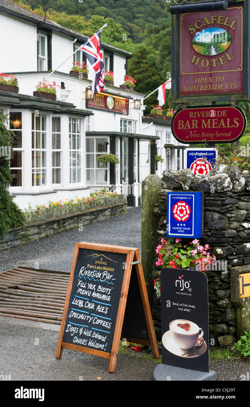 Castle Pub Restaurant & Hotel Rosthwaite Borrowdale village Lake District Cumbria North West England Regno Unito Foto Stock