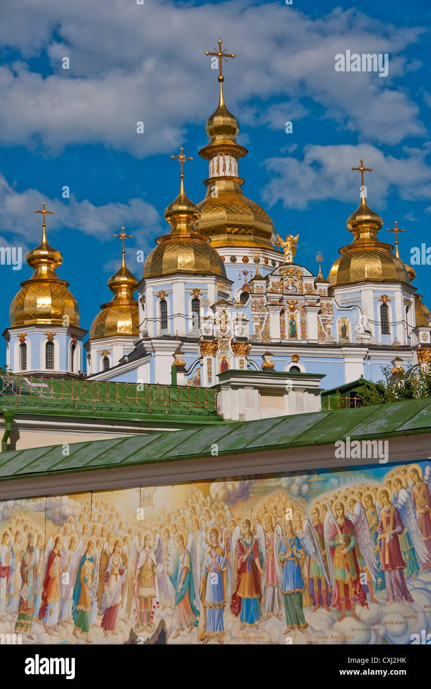 Golden-cupola di San Michele nella cattedrale di Kiev con il murale sulla parete in primo piano. Foto Stock