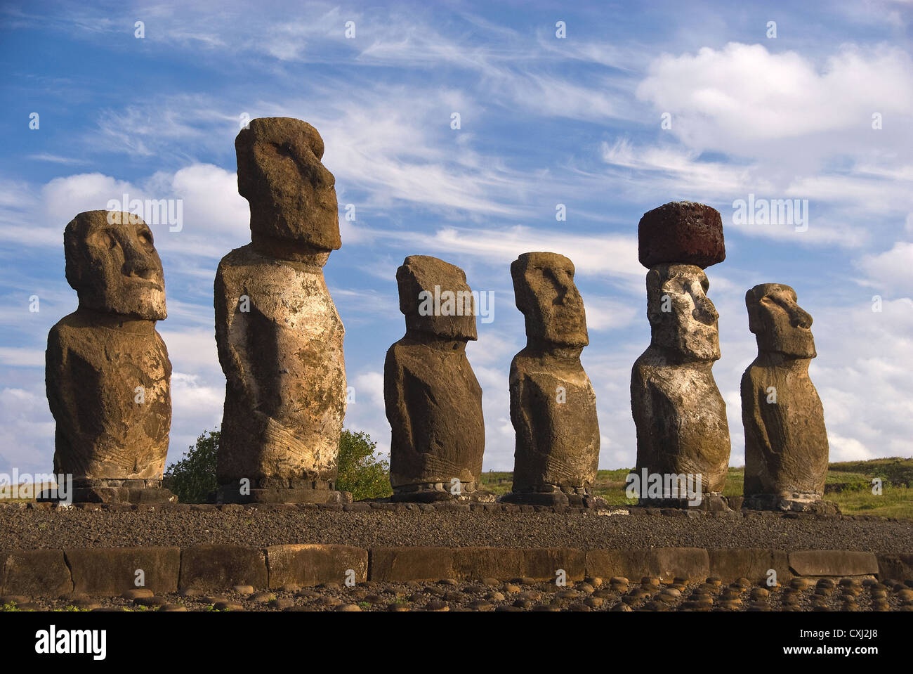 Elk198-5372 Cile, Isola di Pasqua, Ahu Tongariki, moai statue Foto Stock