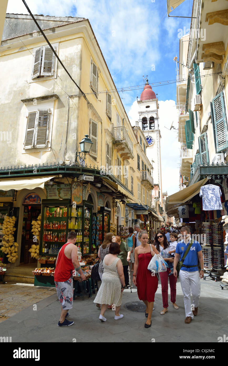 Agiou Spiridonos Street mostra Agios Spyridonas campanile della chiesa, la vecchia città di Corfù, CORFU, CORFU, ISOLE IONIE, Grecia Foto Stock