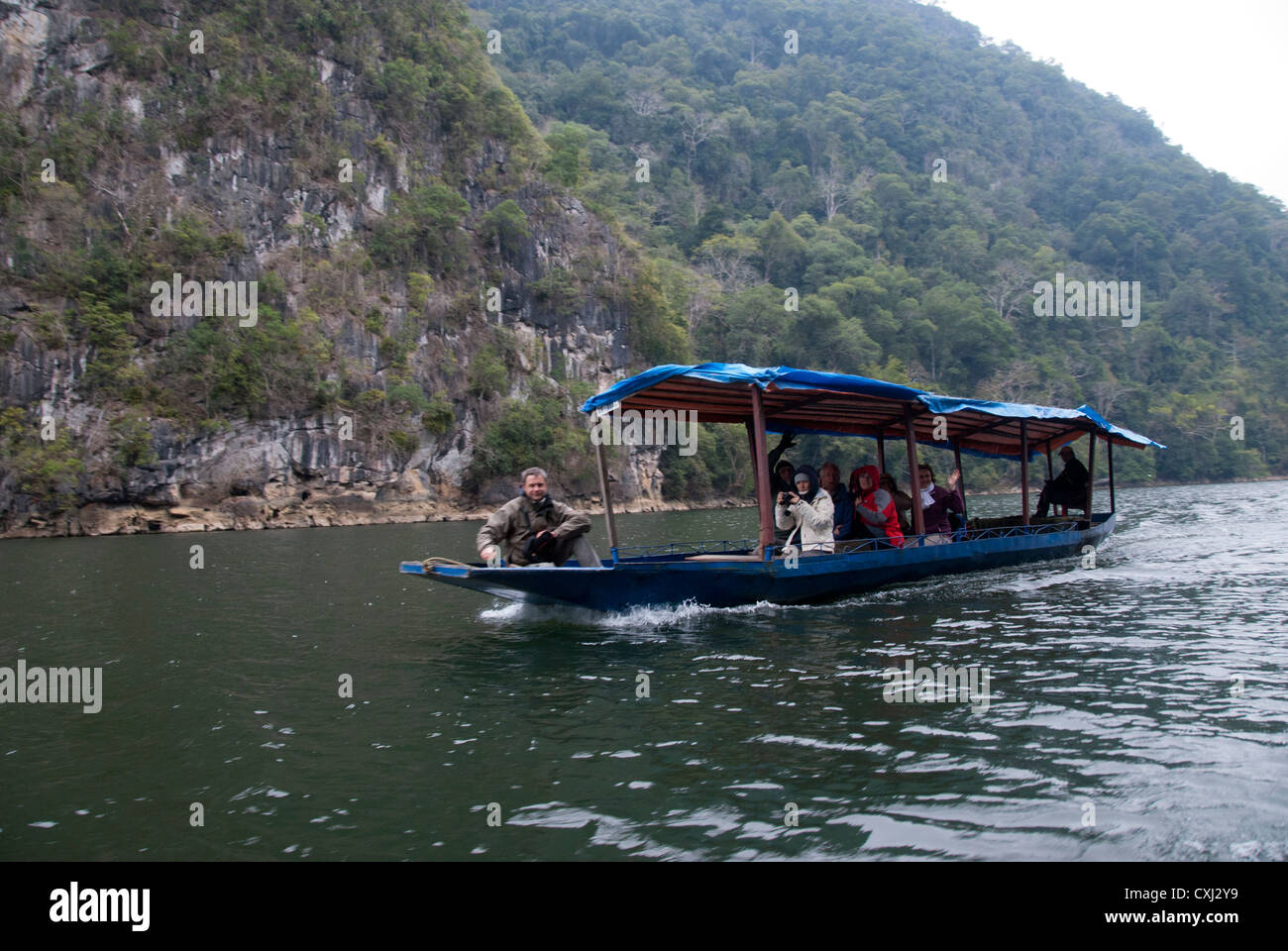 Visite turistiche barca sul lago, Ba essere Parco Nazionale, Vietnam Foto Stock