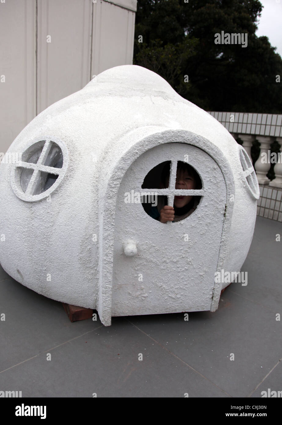 Si tratta di un igloo in polistirolo plastica. Vi è un kid inside che sta giocando un eschimese solo fingendo Foto Stock