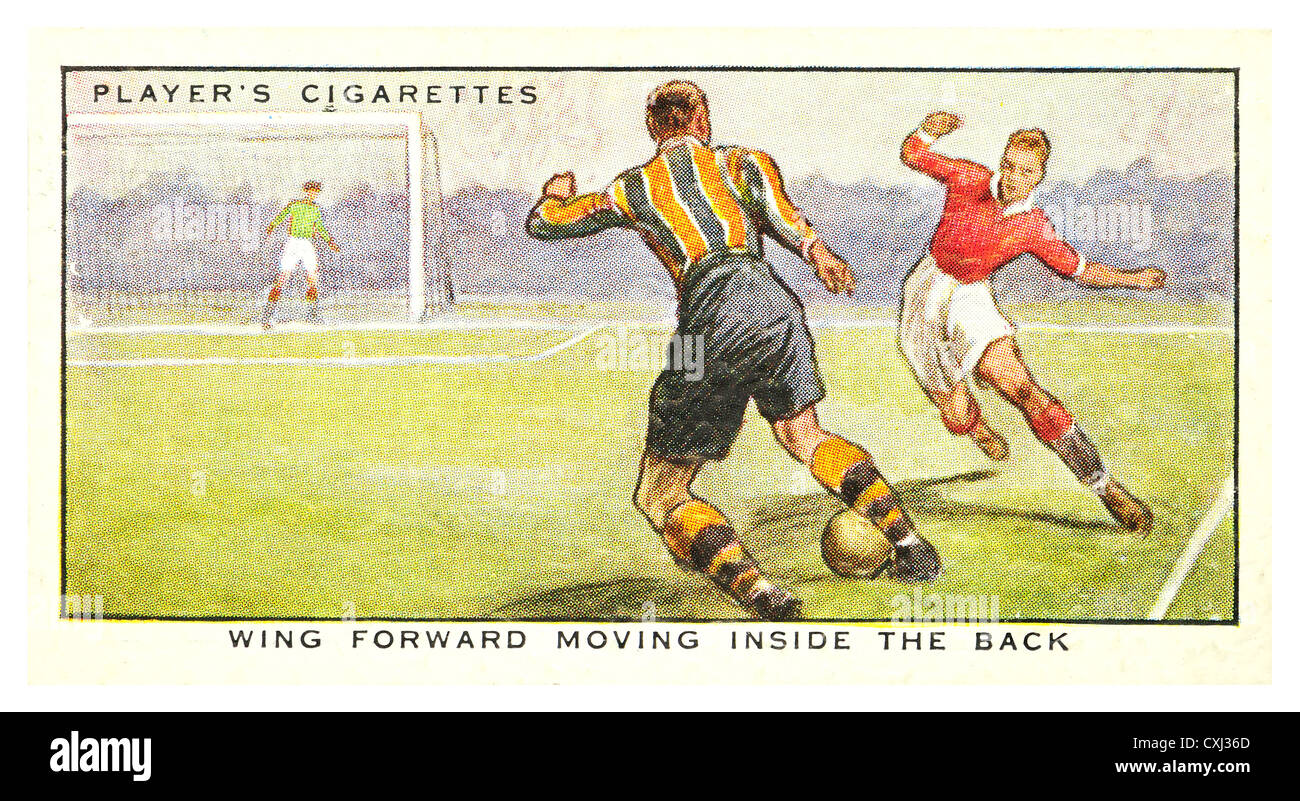 Carta da sigarette; "Suggerimenti sull'Associazione calcio' (John Player  and Sons, 1934) Ala il movimento in avanti all'interno del Retro Foto stock  - Alamy