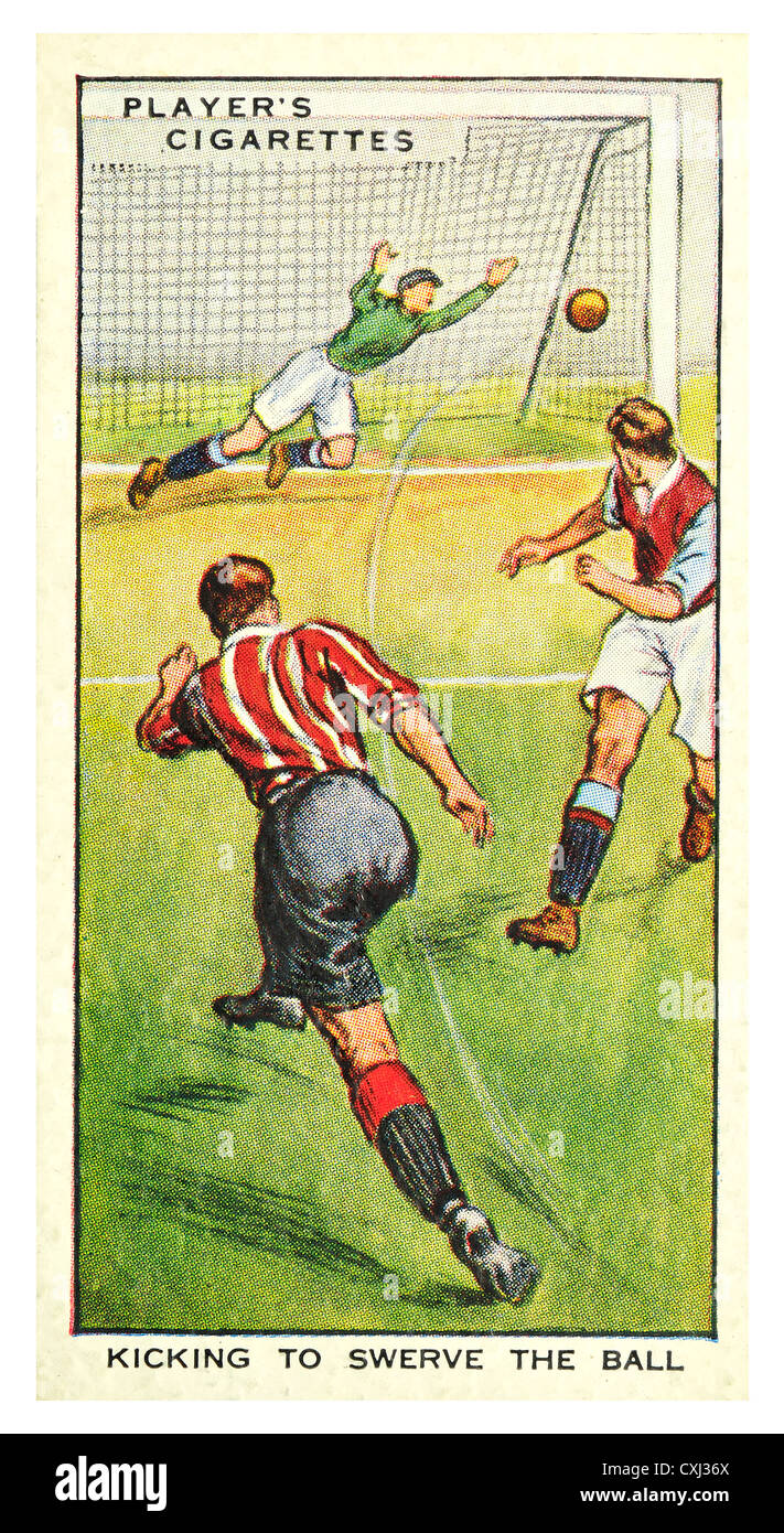 Carta da sigarette; "Suggerimenti sull'Associazione calcio' (John Player and Sons, 1934) Dando dei calci a deviare la sfera Foto Stock