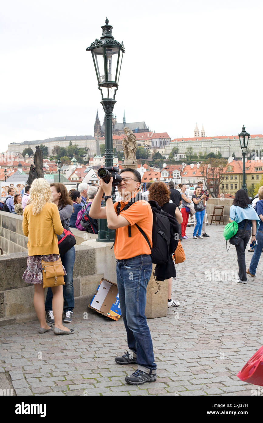 Fotografo cinese sul Ponte Carlo a Praga nella Repubblica Ceca Foto Stock