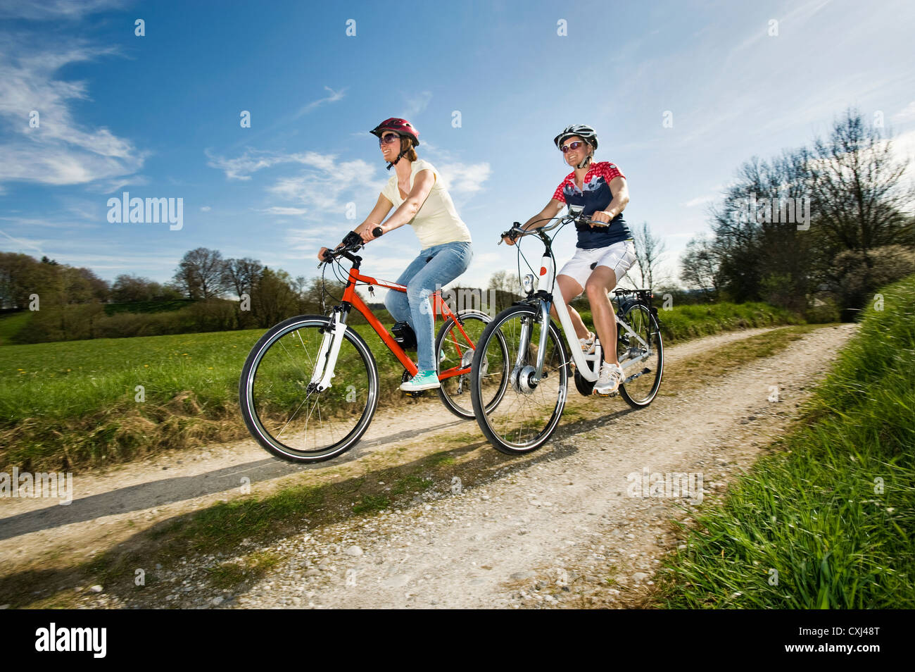 In Germania, in Baviera, donna matura in sella della bicicletta elettrica Foto Stock