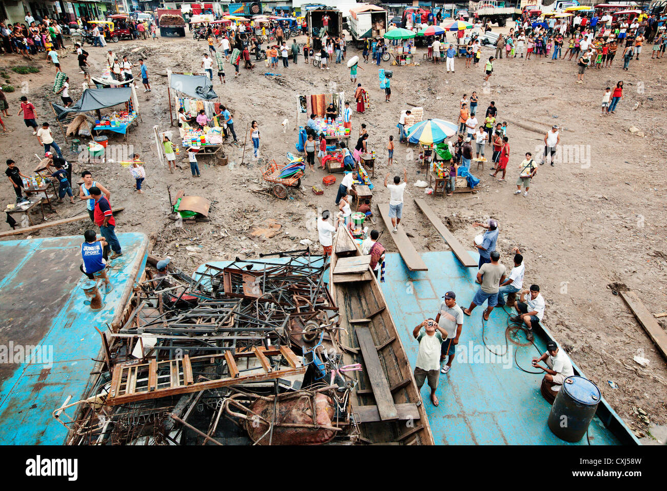 La folla vicino al fiume passeggero barche nel porto di Iquitos, Amazon, Perù. Foto Stock
