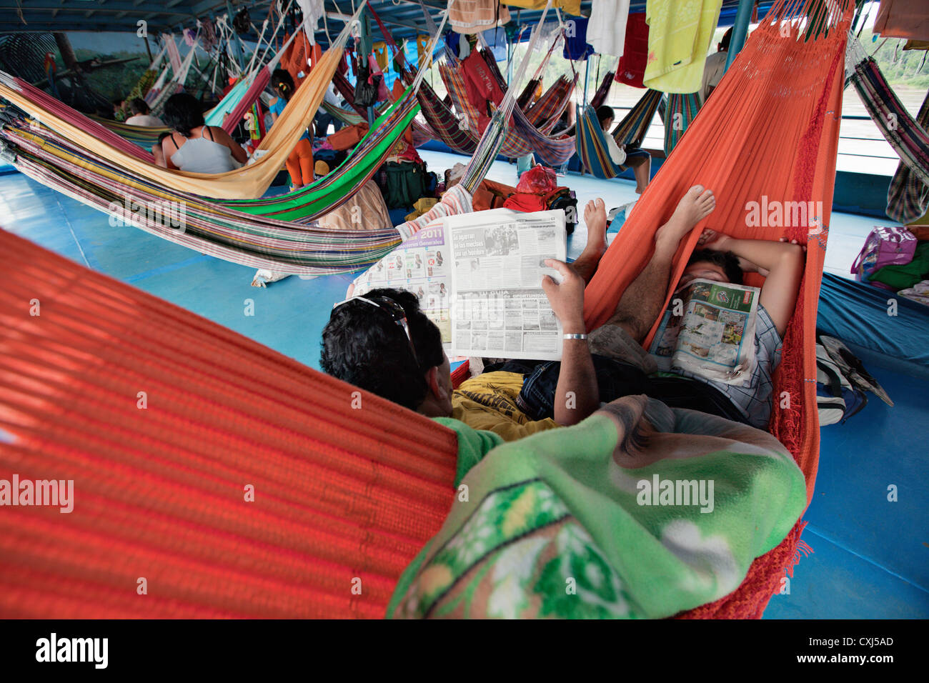 Passeggeri dormire in amache in una barca fluviale sul fiume del Amazon, Perù. Foto Stock