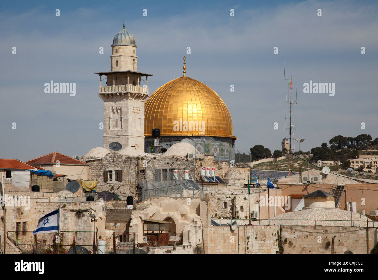 La cupola dorata della roccia, Gerusalemme con vecchie case di città Foto Stock