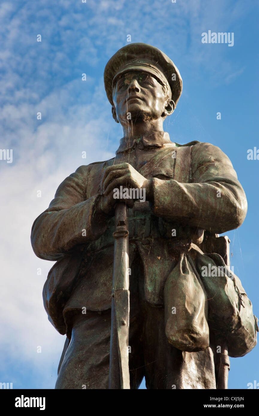 Il Memoriale di guerra di Ironbridge, Shropshire, con ragnatele Foto Stock