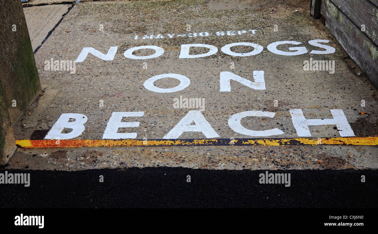 No cani sulla spiaggia avviso sul percorso di accesso alla spiaggia di Southwold, Suffolk, Inghilterra, Regno Unito. Foto Stock