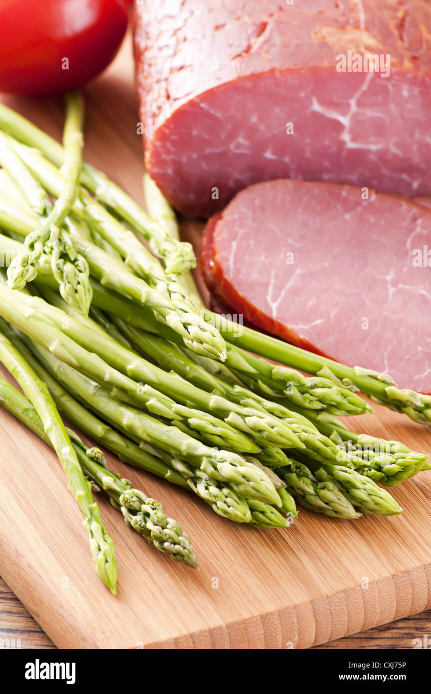 Prosciutto crudo con asparagi Foto Stock