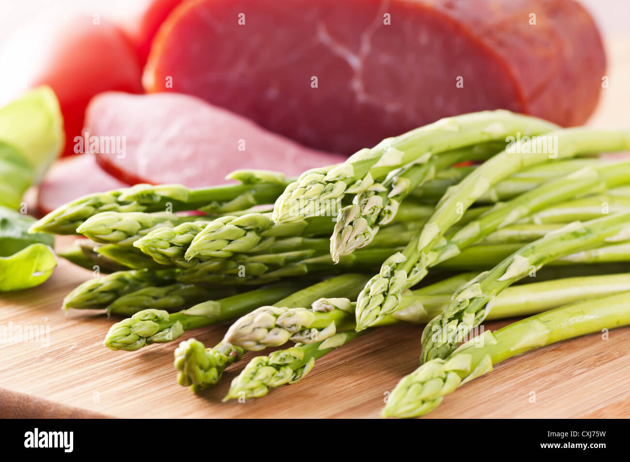 Gli asparagi con prosciutto Foto Stock