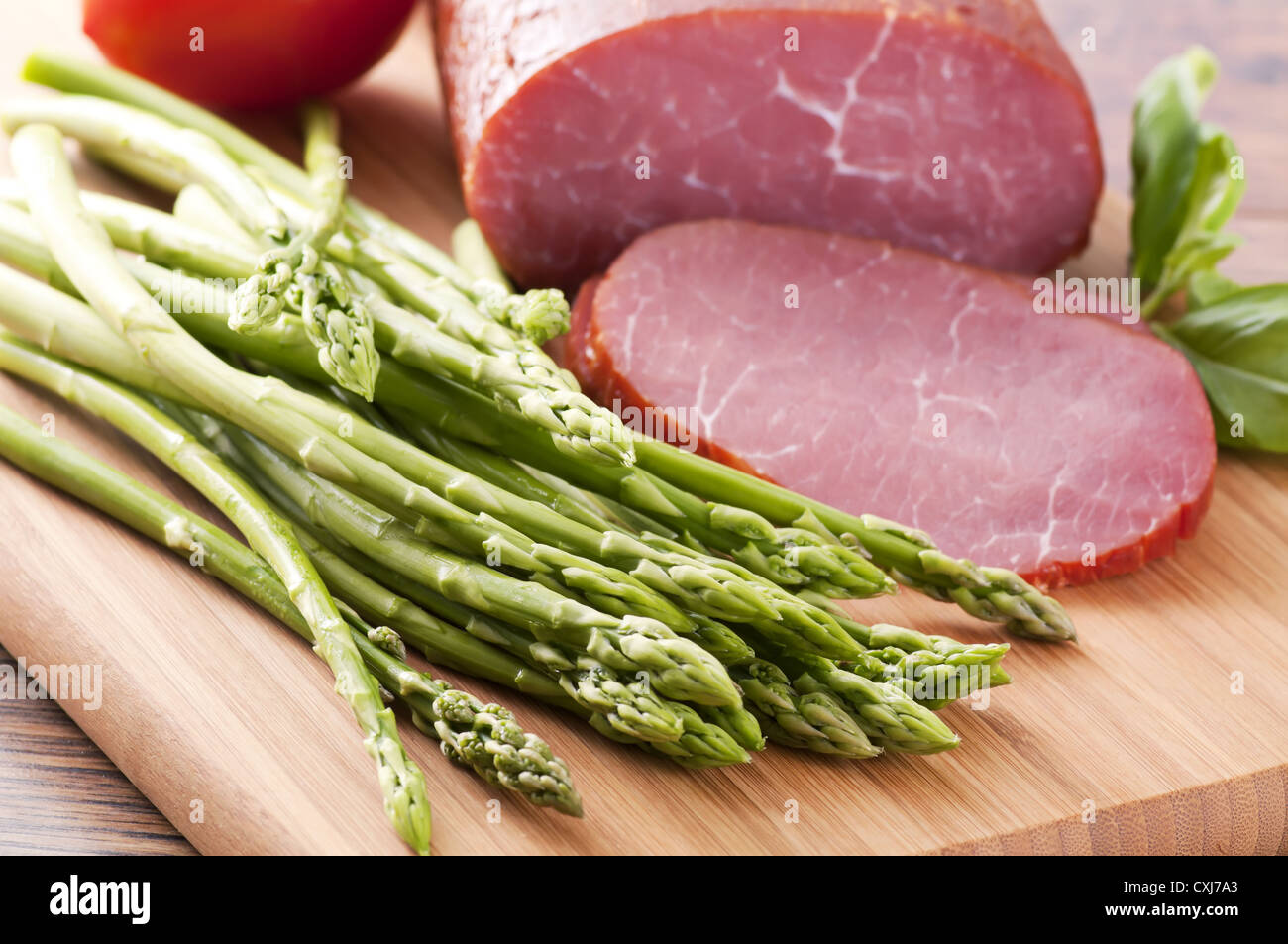 Gli asparagi con prosciutto Foto Stock