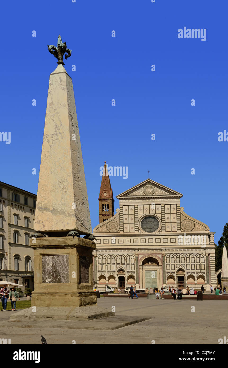 Santa Maria Novella è una chiesa di Firenze, Italia, situato proprio di fronte alla principale stazione ferroviaria che condivide il suo nome. Foto Stock