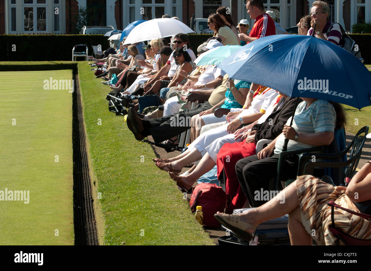 Bocce di spettatori in una calda giornata di sole Foto Stock