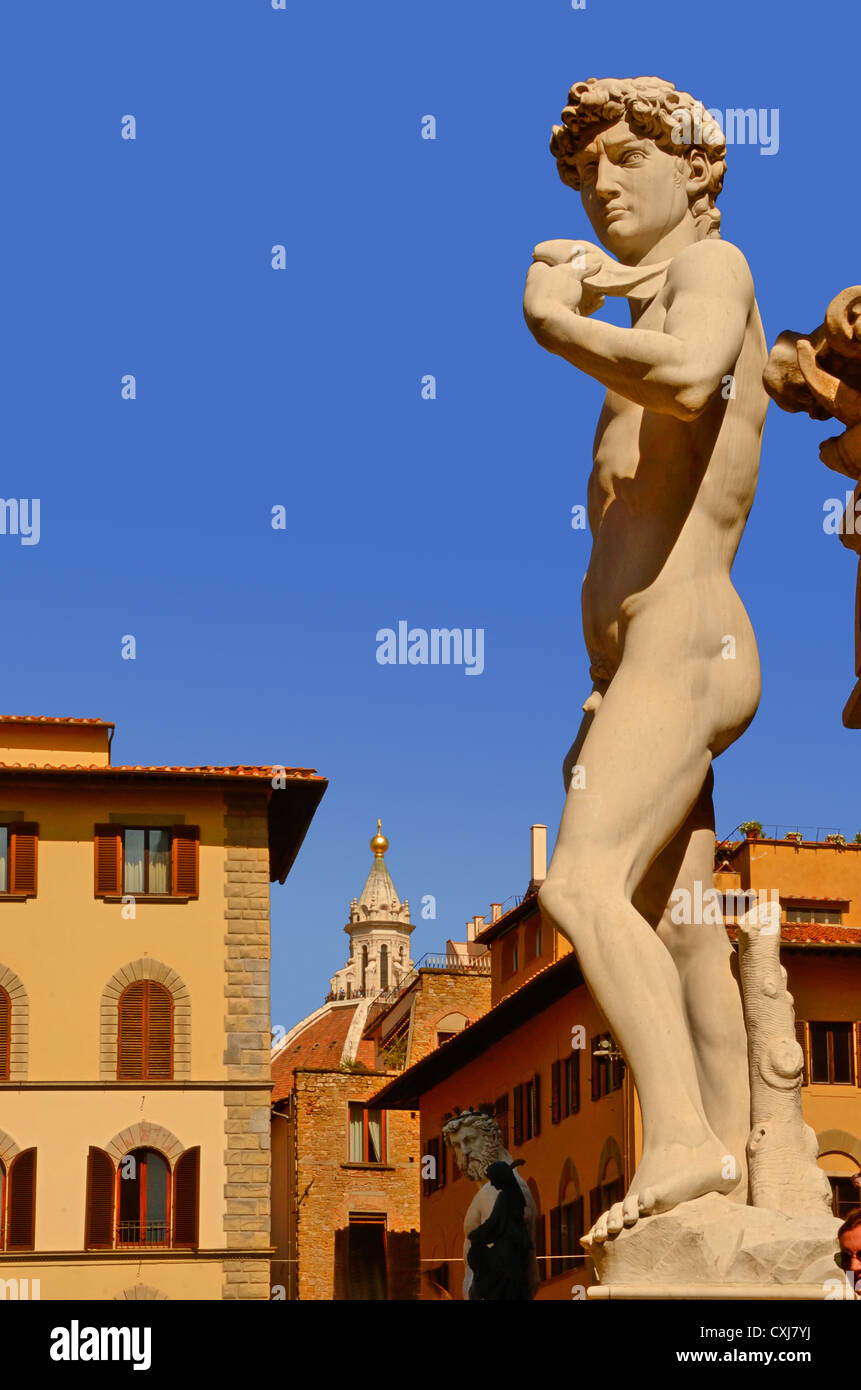 Una copia di Michelangelo della statua di Davide, sorge in originale della posizione , di fronte al Palazzo Vecchio di Firenze Foto Stock