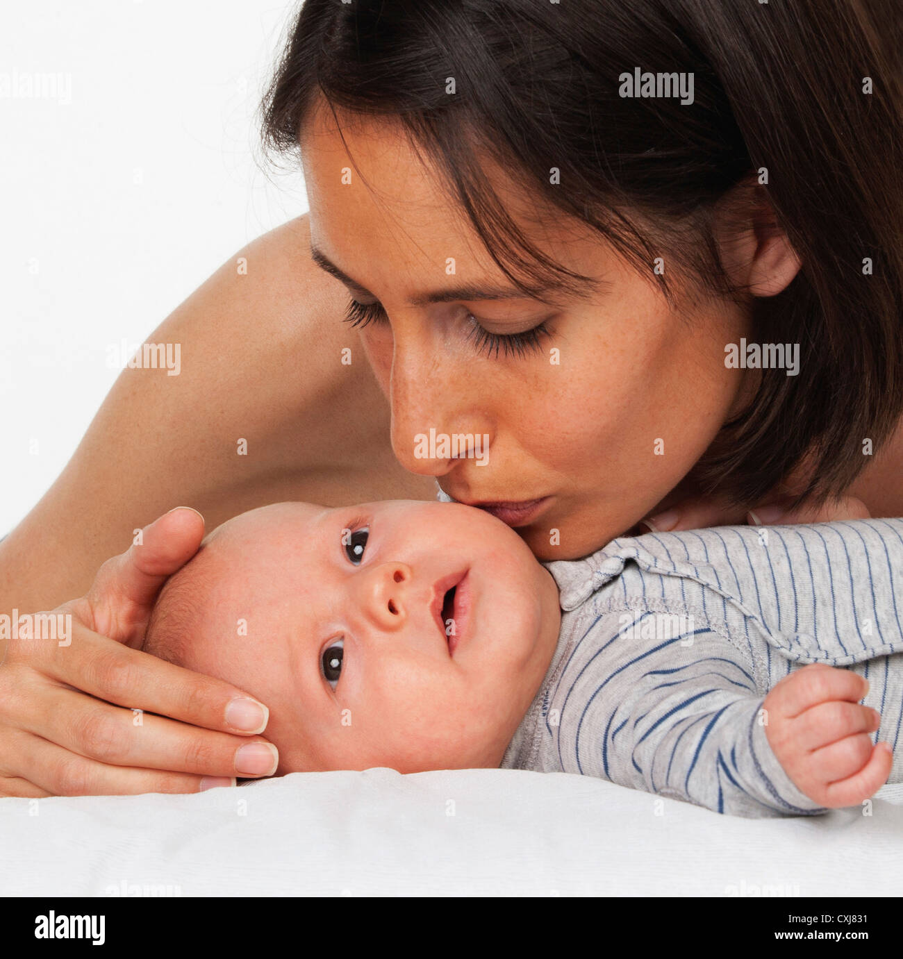 Madre kissing baby boy, close up Foto Stock
