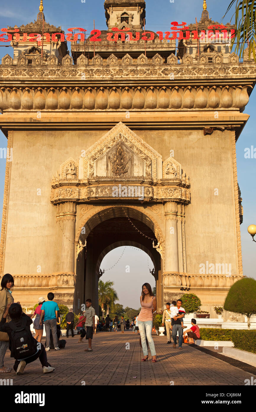 Turismo a posa Pratuxai arch, Vientiane, Laos Foto Stock