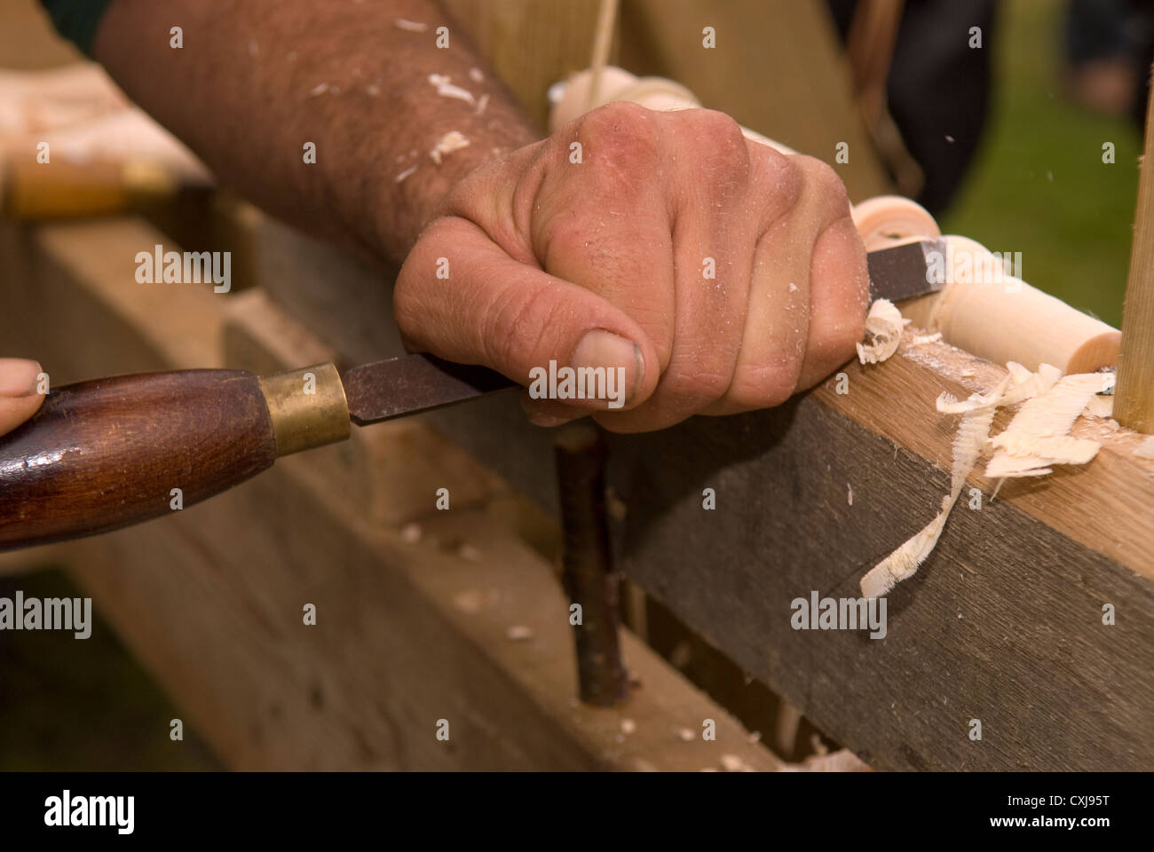 La dimostrazione delle competenze woodcraft ad una commissione forestale scoperta giorno, Alice Holt foresta, Farnham, Surrey, Regno Unito. Foto Stock