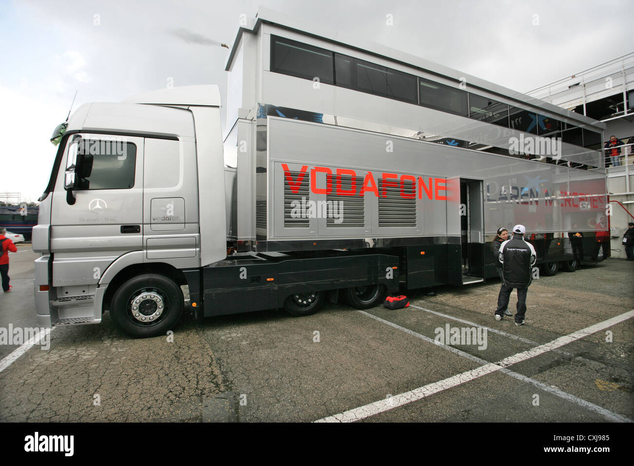 Formula Uno ospitalità veicoli del team nel paddock di Montmelo Circuit, Spagna Foto Stock