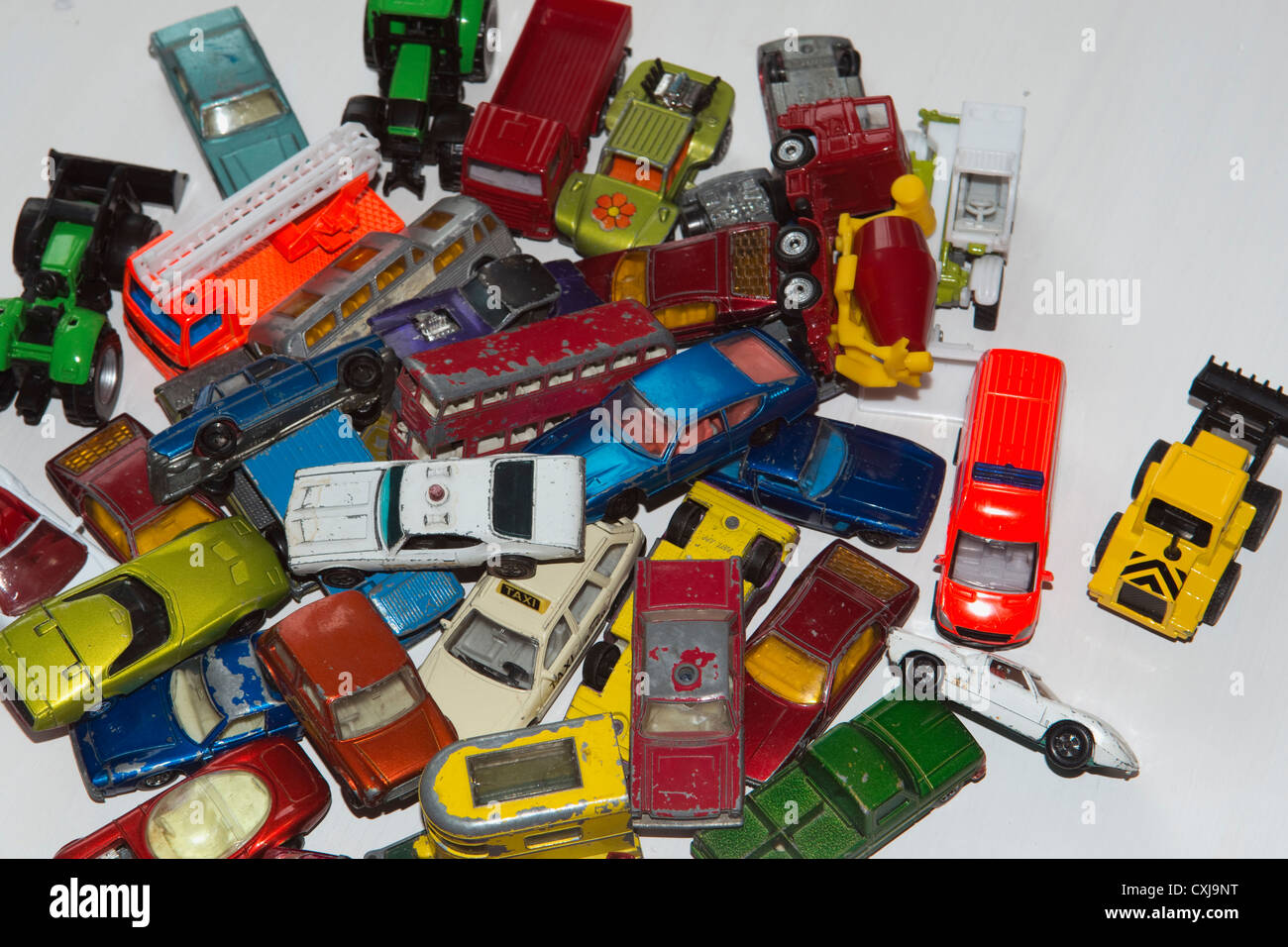 Collezione di automobili giocattolo su sfondo bianco Foto Stock