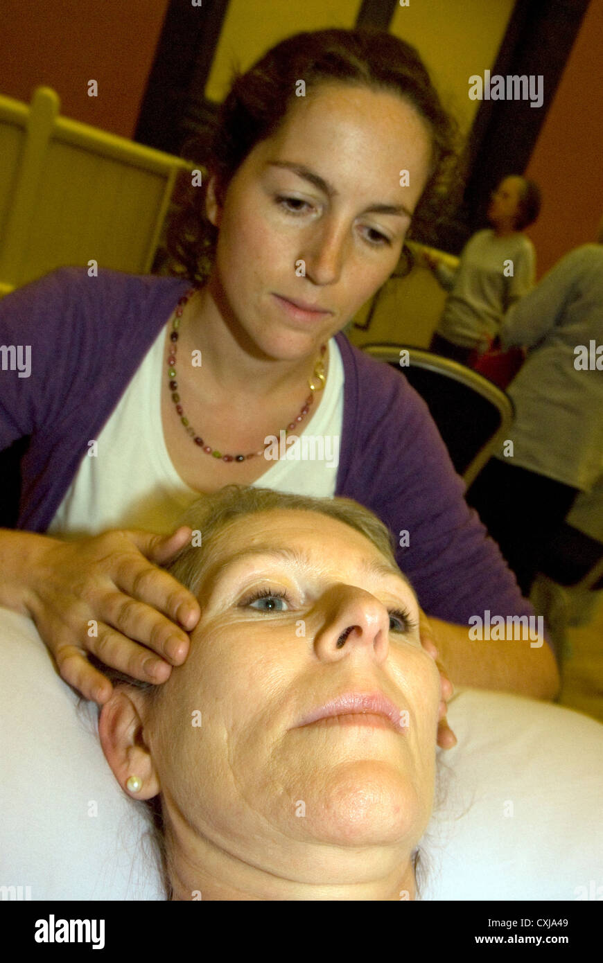 Praticante dando Cranio-Sacral la terapia al paziente a terapie alternative evento, Alton, HAMPSHIRE, Regno Unito. Foto Stock