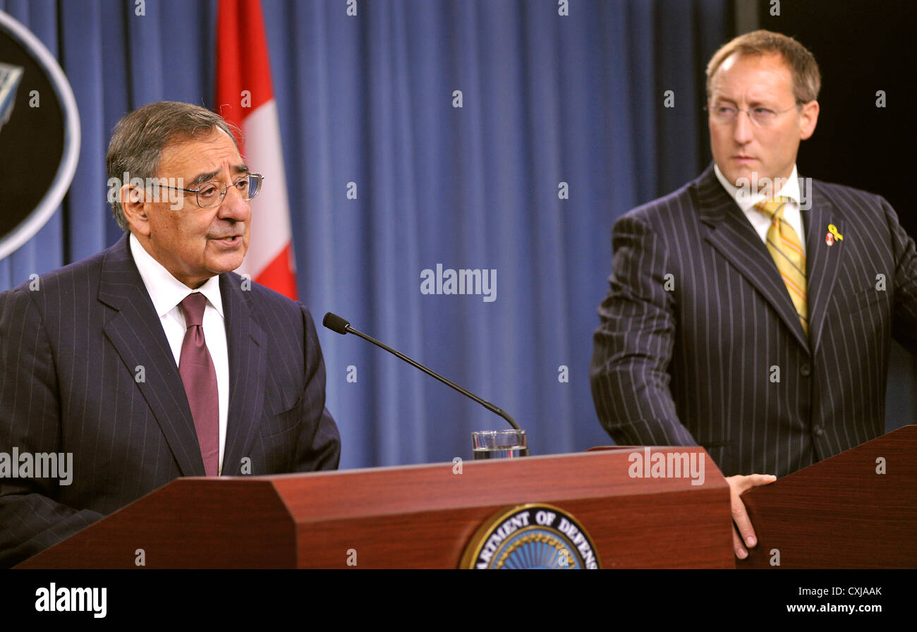 Il segretario della difesa leon e. panetta (sinistra) e Canadian ministro della difesa nazionale peter mackay tenere una conferenza stampa congiunta al Pentagono di Arlington, VA., sept. 28, 2012. Foto Stock