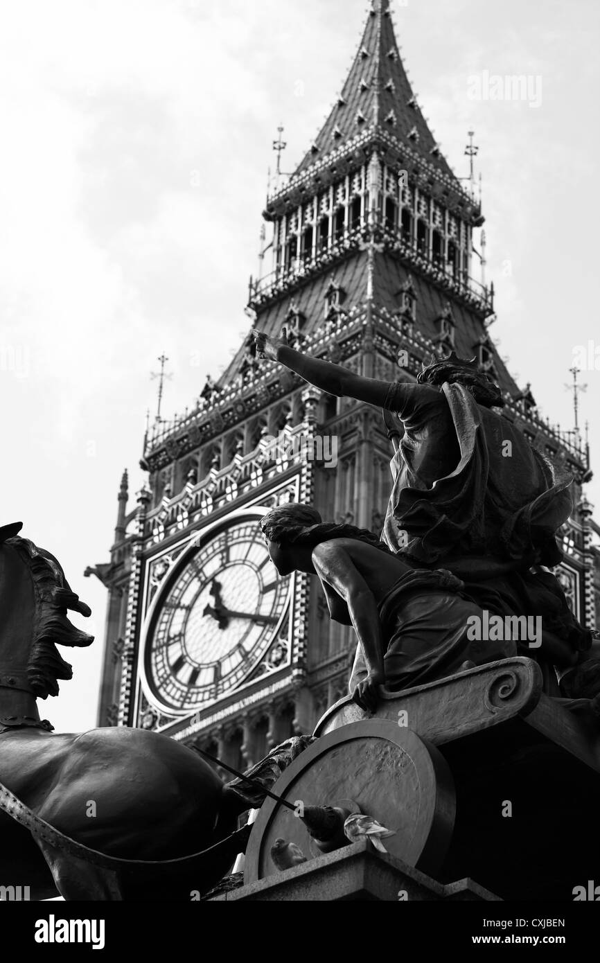 La statua di Boadicea, in Westminster, con Big Ben in background Foto Stock