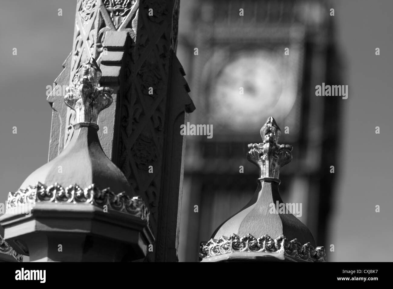 Dettagli di un lampione sul Westminster Bridge con parte le case del Parlamento in background Foto Stock
