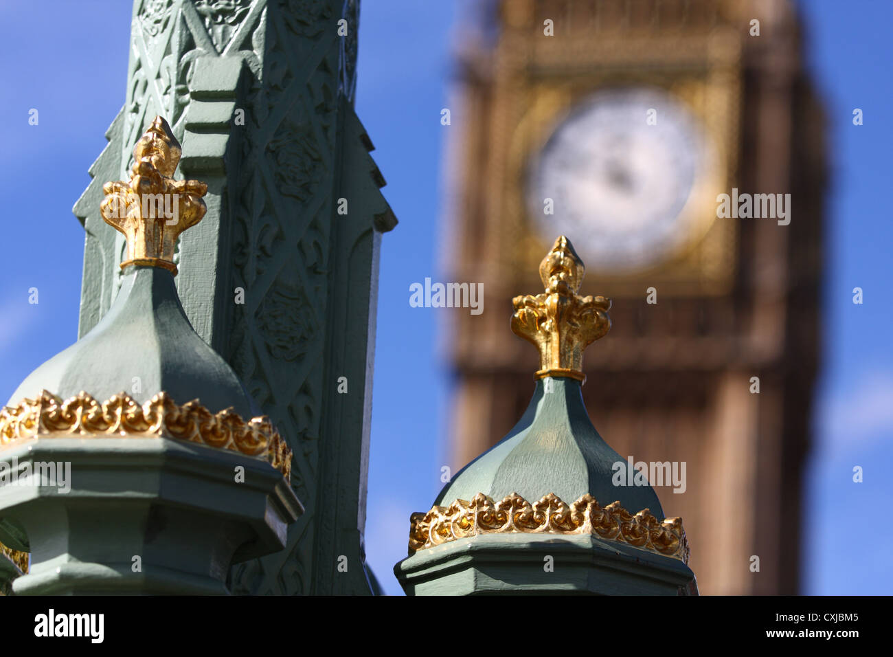 Dettagli di un lampione sul Westminster Bridge con parte le case del Parlamento in background Foto Stock