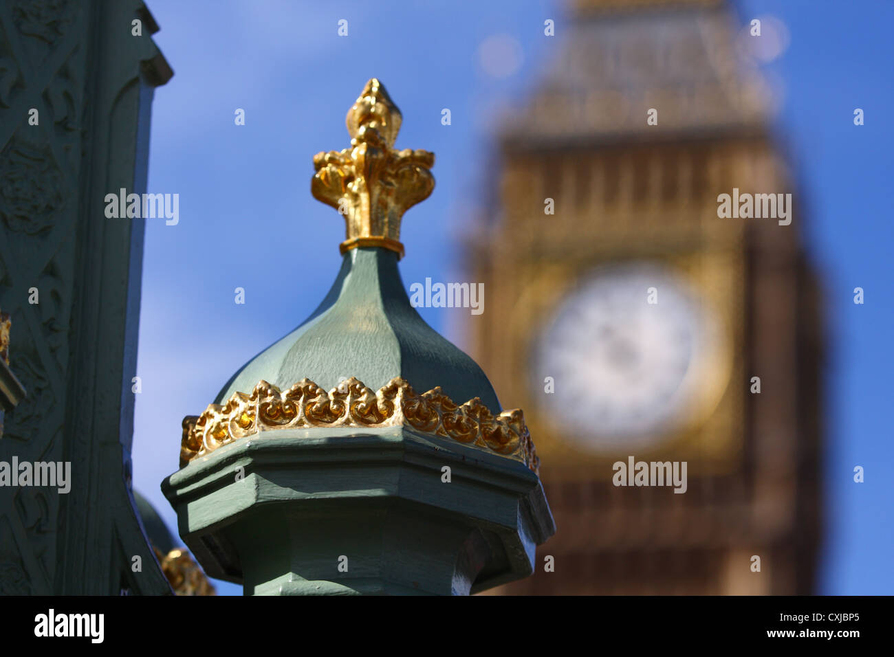 Dettagli di un lampione sul Westminster Bridge con parte le case del Parlamento in background Foto Stock