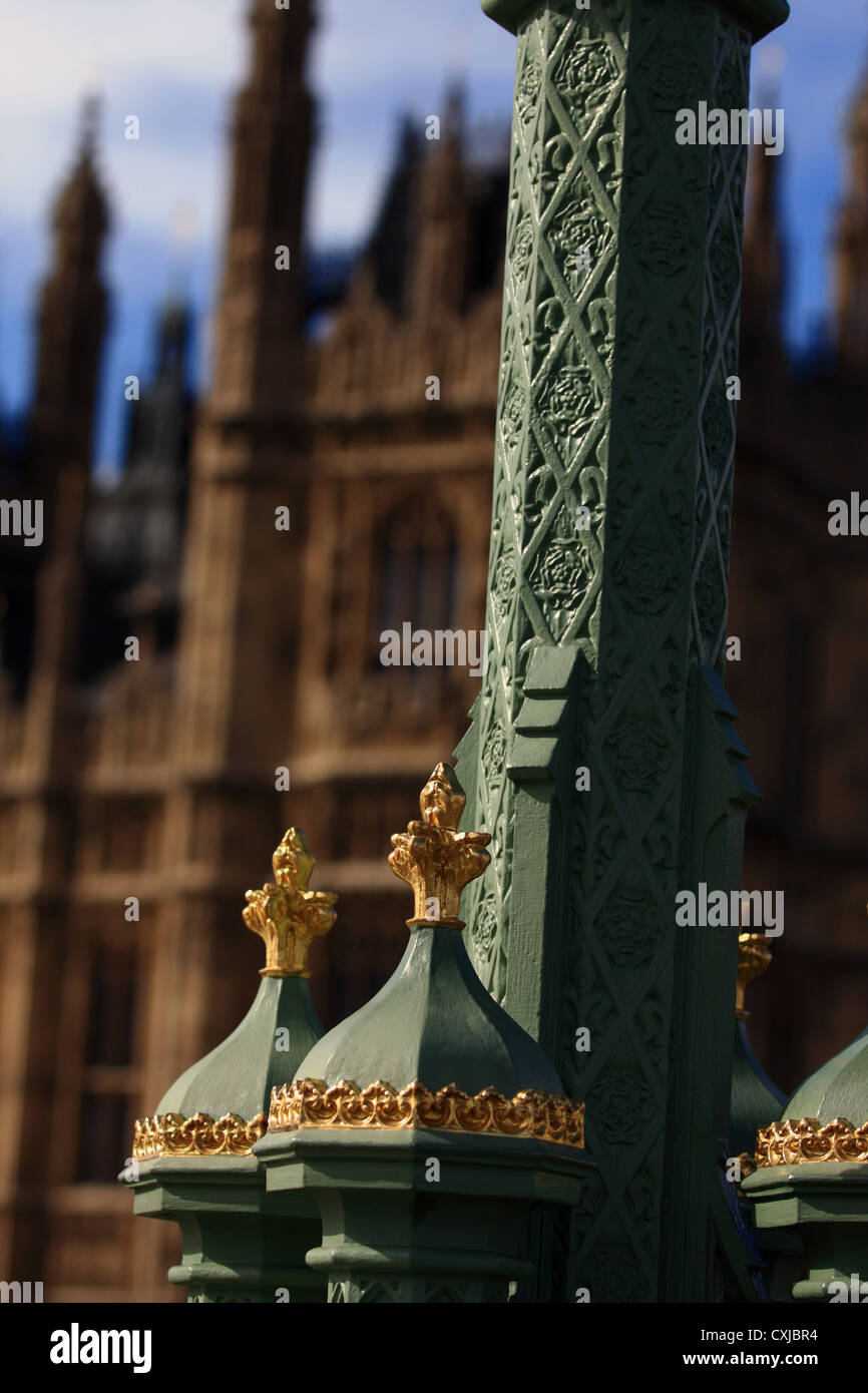 Dettagli di un lampione sul Westminster Bridge con parte le case del Parlamento in background Foto Stock