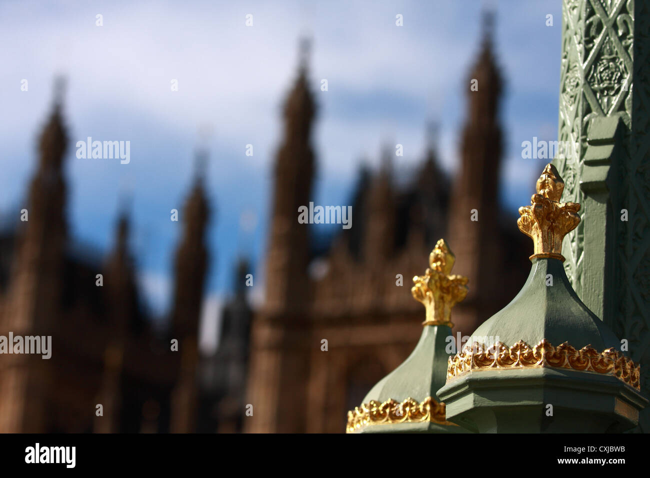 Dettagli di un lampione sul Westminster Bridge con parte le case del Parlamento in background Foto Stock