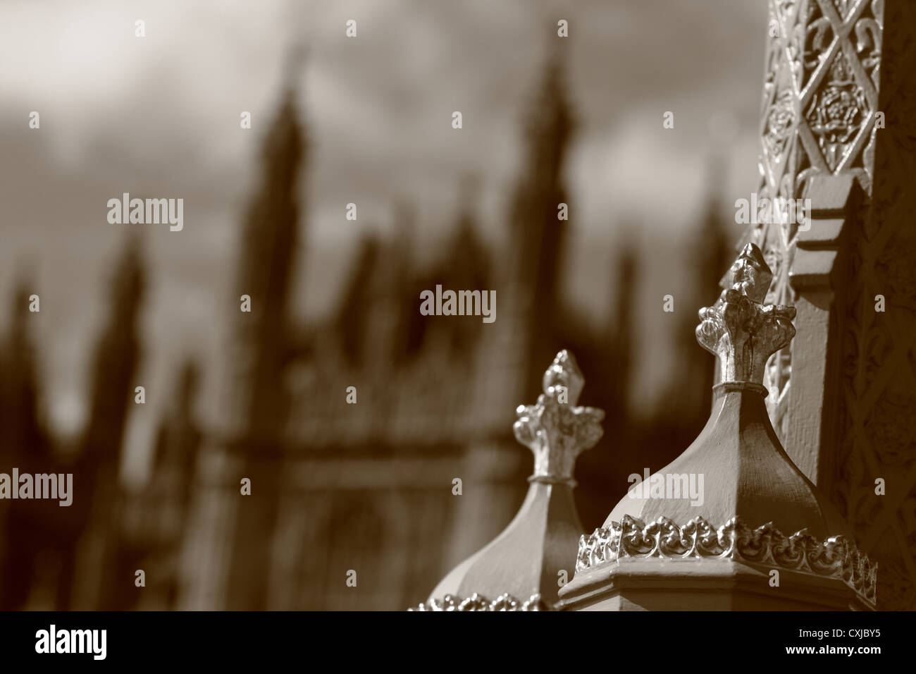 Dettagli di un lampione sul Westminster Bridge con parte le case del Parlamento in background Foto Stock