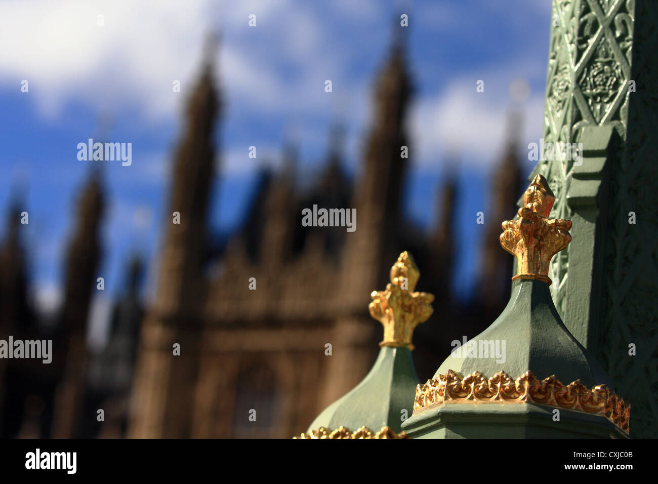 Dettagli di un lampione sul Westminster Bridge con parte le case del Parlamento in background Foto Stock