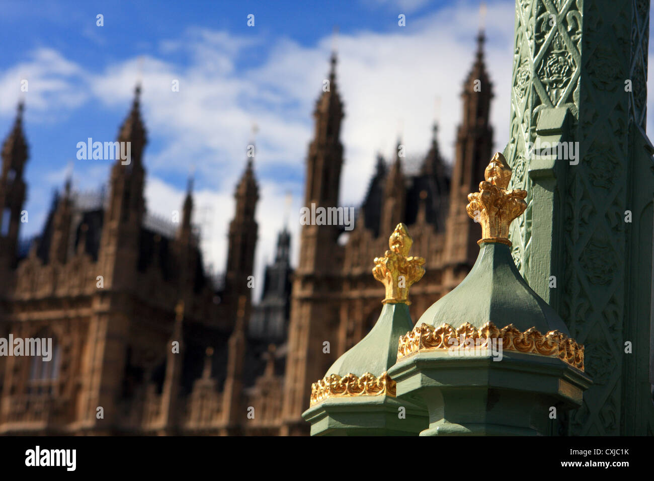 Dettagli di un lampione sul Westminster Bridge con parte le case del Parlamento in background Foto Stock