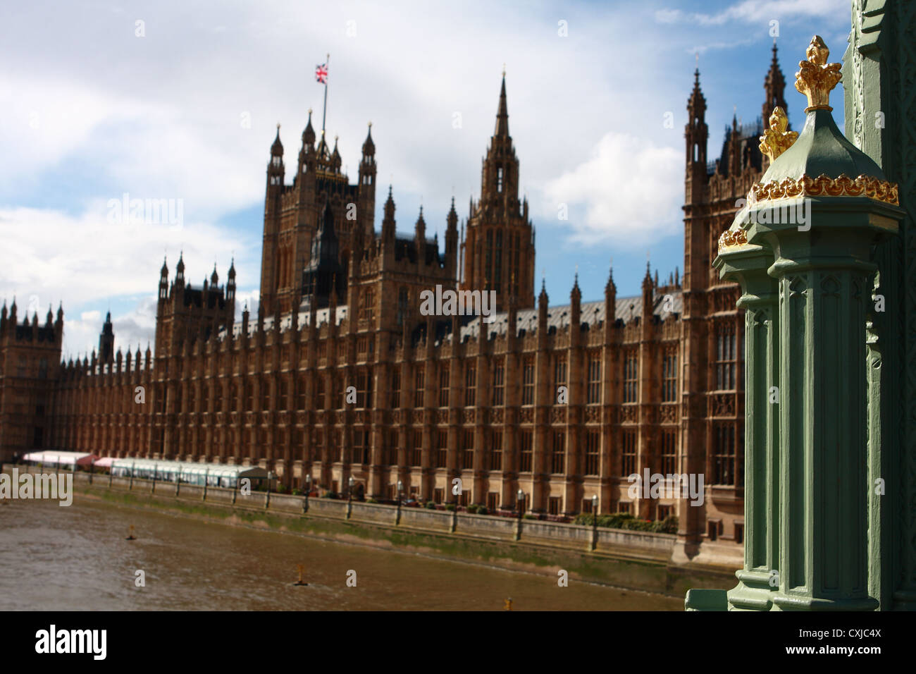 Dettagli di un lampione sul Westminster Bridge con parte le case del Parlamento in background Foto Stock