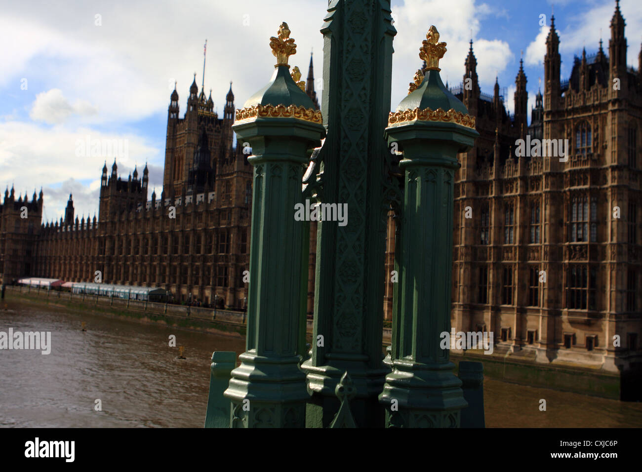 Dettagli di un lampione sul Westminster Bridge con parte le case del Parlamento in background Foto Stock