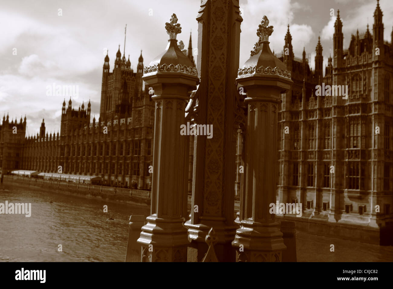 Dettagli di un lampione sul Westminster Bridge con parte le case del Parlamento in background Foto Stock