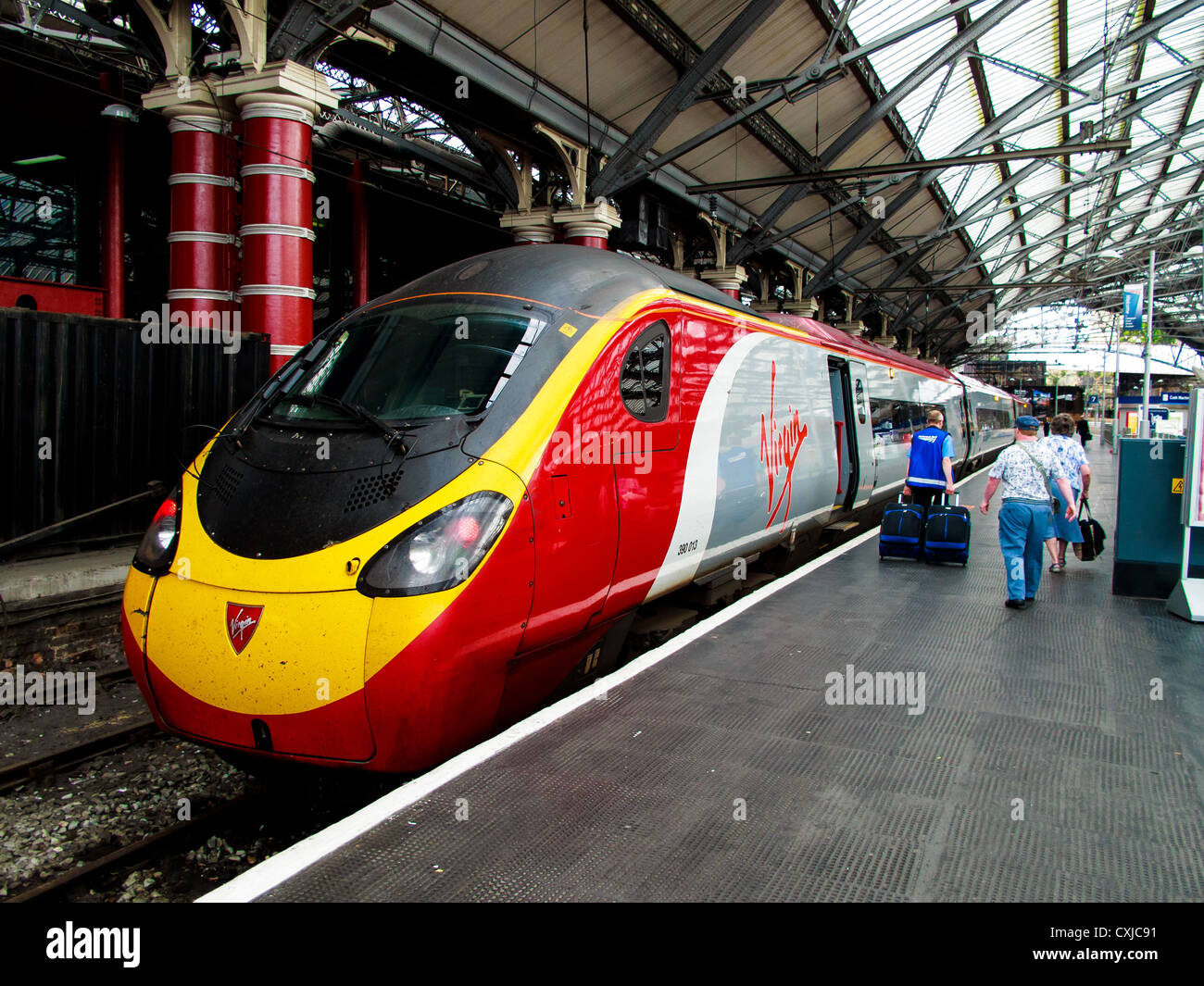 Una vergine treni pendolino, a Liverpool Lime Street Station. Virgin gestisce 1 treni ogni ora da Euston la maggior parte dei giorni a Liverpool Foto Stock