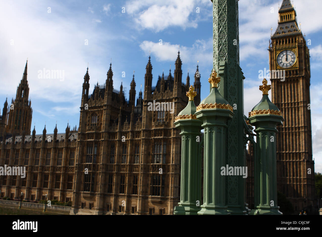 Dettagli di un lampione sul Westminster Bridge con parte le case del Parlamento in background Foto Stock