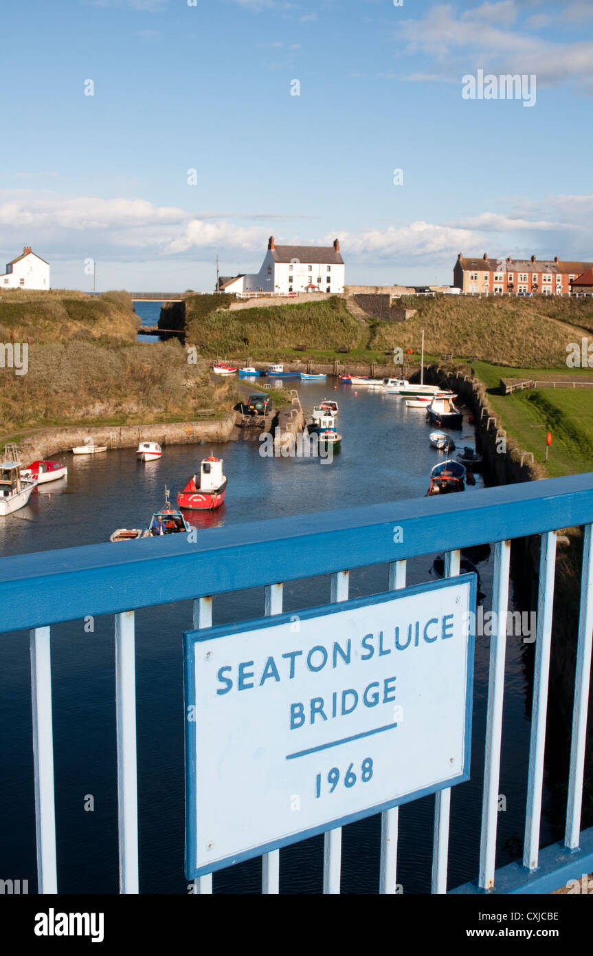 Una vista da Seaton Sluice ponte con le navi ormeggiate ad alta marea in Seaton Sluice, Northumberland, England, Regno Unito Foto Stock